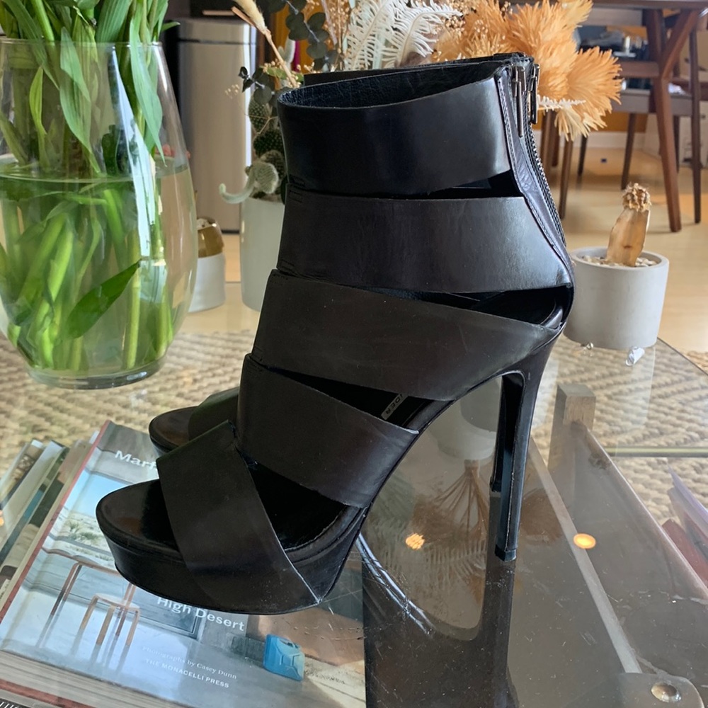 Sexy Vera Wang Black Strappy Heels - Size 8 - Barely Worn